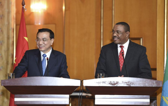 Chinese Premier Li Keqiang (L) and Ethiopian Prime Minister Hailemariam Desalegn meet with reporters after their talks in Addis Ababa, Ethiopia, May 4, 2014. Li started an Africa tour on Sunday with his arrival in Ethiopia, where he will also visit the headquarters of the African Union (AU). (Xinhua/Li Xueren)
