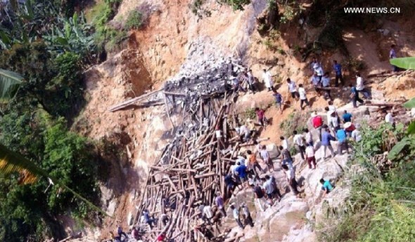 Photo taken by a mobile phone shows the site where a bridge under construction collapsed in Liangkengkou Village, Gaozhou City, south China's Guangdong Province, May 3, 2014. The death toll from the bridge collapse happening Saturday has risen to 11 as of Sunday morning, said local authorities. [Photo /Xinhua]