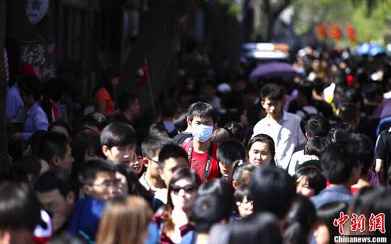 The popular alley, Nan Luo Gu Xiang, saw 150，000 tourists on its peak day, surpassing the peak flow of the Palace Museum.