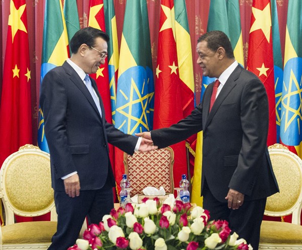 Chinese Premier Li Keqiang (L) meets Ethiopian President Mulatu Teshome (R) in Addis Ababa, the capital of Ethiopia, May 6, 2014. [Photo by Li Xueren/Xinhua]