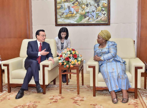 Chinese Premier Li Keqiang (L) meets with Chairperson of African Union Commission Nkosazana Clarice Dlamini Zuma at the headquarters of the African Union (AU) in Addis Ababa, Ethiopia, May 5, 2014. (Xinhua/Li Tao) 