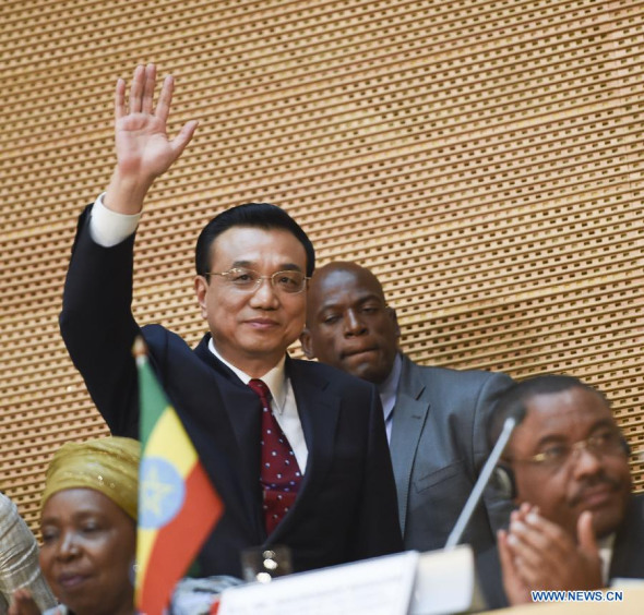 Chinese Premier Li Keqiang waves to the audience before delivering a speech at African Union (AU) Conference Center in Addis Ababa, Ethiopia, May 5, 2014. (Xinhua/Li Xueren)