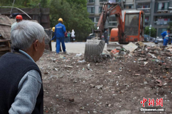 Photo taken on May 5, 2014 shows the accident site of a collapsed building in the Hongkou District of Shanghai, east China. [Photo: chinanews.com]