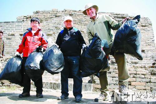 British adventurer and writer William Lindesay (R) and local folk on the Great Wall