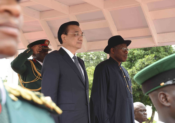 Chinese Premier Li Keqiang attends a welcoming ceremony held by Nigerian President Goodluck Jonathan in Abuja, capital of Nigeria, May 7, 2014. [Photo: gov.cn]