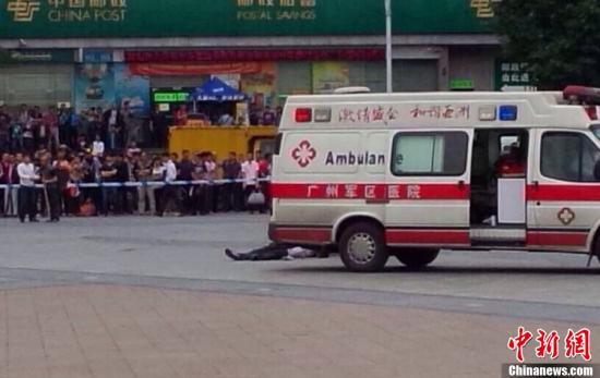 An ambulance stops at a railway station in the southern Chinese metropolis of Guangzhou after a knife attack occurs there Tuesday morning.[Photo/China News Service] 