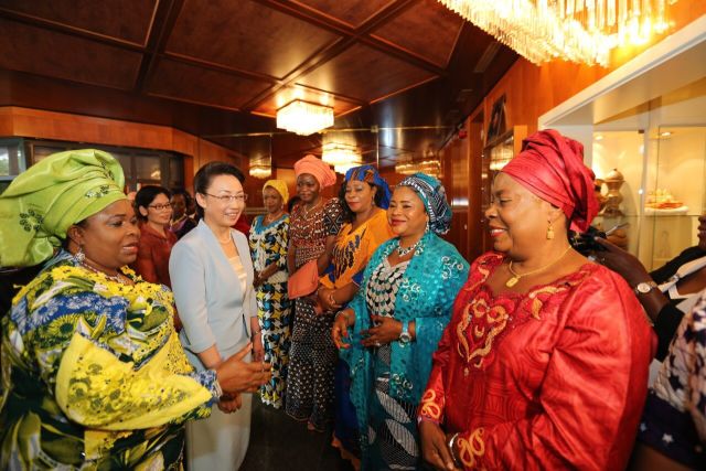 Nigerian first lady Patience Jonathan (L) introduces Chinese Premier Li Keqiang's wife Cheng Hong at an all-women meeting in Abuja, capital of Nigeria, on May 7. [Photo/Xinhua]