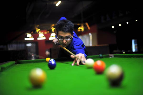 Billiards is the favorite sport of Peng Shuhan. The 19-year-old student from Chongqing Nankai Secondary School rose to instant fame on the Internet after he got an offer from the prestigious Deep Springs College in the United States. Li Yiming / For China Daily