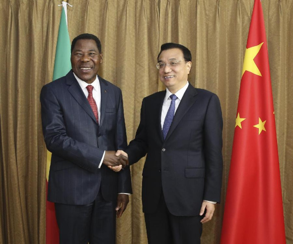 Visiting Chinese Premier Li Keqiang (R) meets with Benin's President Boni Yayi, who is attending the 2014 World Economic Forum on Africa, in Abuja, Nigeria, May 7, 2014. (Xinhua/Ding Lin)