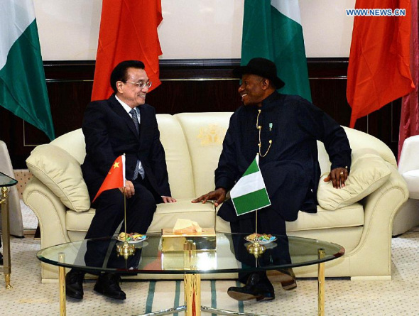 Chinese Premier Li Keqiang (L) holds talks with Nigerian President Goodluck Jonathan in Abuja, Nigeria, May 7, 2014. (Xinhua/Li Tao)