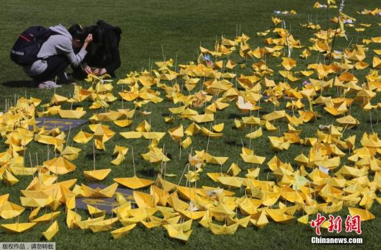 South Koreans put paper boats at a square in Seoul to mourn the dead. [Photo / China News Service]