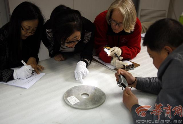 Experts examine and take photos of each relic, and then record them, which is kept in the archives. [Photo/hsw.cn]