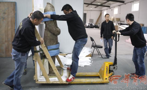 The tomb figure is large, and with the shipping container it can weigh up to over 300 kilograms. [Photo/hsw.cn]