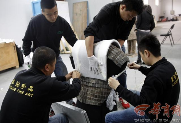 Employees pack the relics according to their shape and size. [Photo/hsw.cn]