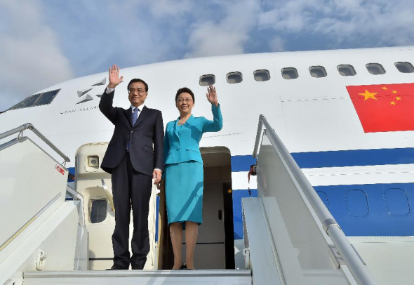 Chinese Premier Li Keqiang (L) and his wife Cheng Hong arrive in Luanda, Angola, May 8, 2014. (Xinhua/Li Tao)