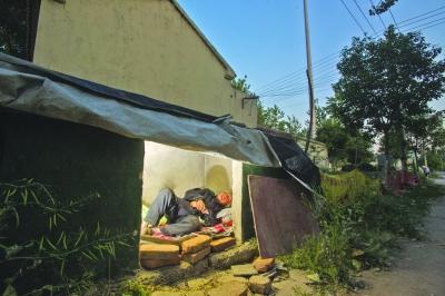 The 85-year-old mother lives in a garbage dump.