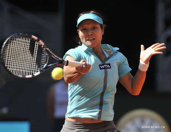 China's Li Na returns the ball to Sloane Stephens of the United States during the women's singles third round at the Madrid Open tennis tournament in Madrid, capital of Spain, on May 8, 2014. (Xinhua/Xie Haining)