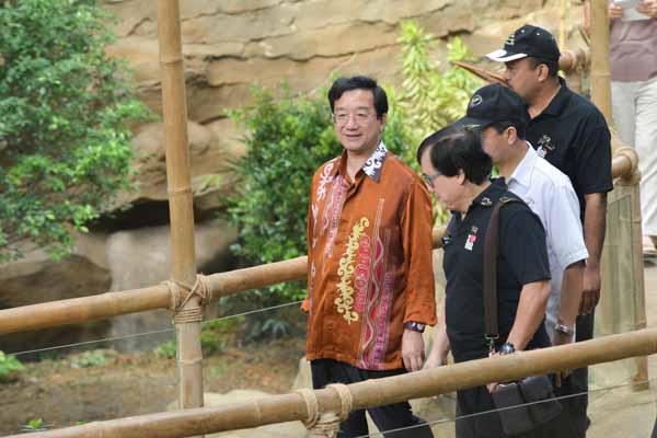Ambassador Huang Huikang (left) visits the Giant Panda House in Malaysia on May 9, 2014, accompanied by workers from Malaysian side. (Xinhuanet Photo)
