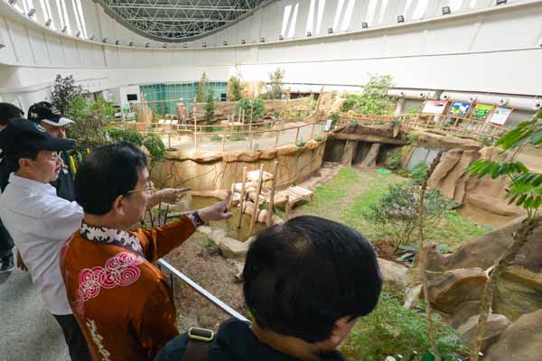 Ambassador Huang Huikang (left) visits the Giant Panda House in Malaysia on May 9, 2014, accompanied by workers from Malaysian side. (Xinhuanet Photo)