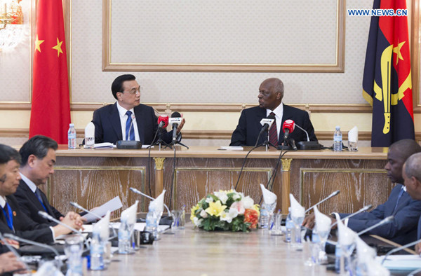 Chinese Premier Li Keqiang(back L) holds talks with Angolan President Jose Eduardo dos Santos (back R), in Luanda, Angola, May 9, 2014. (Xinhua/Li Tao)