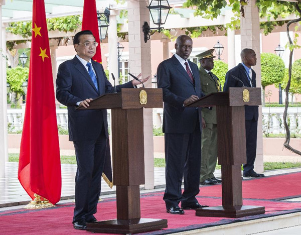 Chinese Premier Li Keqiang (1st L) and Angolan President Jose Eduardo dos Santos (2nd L) attend a joint press conference after their talks in Luanda, Angola, May 9, 2014. (Xinhua/Wang Ye)
