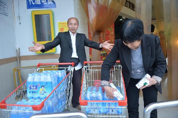 Residents purchase bottled drinkable water at a supermarket in Jingjiang City, east China's Jiangsu Province, May 9, 2014. Water supply in Jingjiang resumed on Friday after abnormal water quality was found in the Yangtze River water source, according to local authorities. The city began backup water supply at 4:40 p.m., according to the city's publicity department. (Xinhua/Shen Peng)