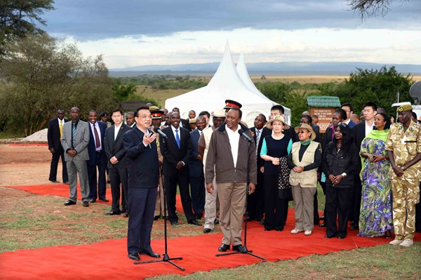 Chinese Premier Li Keqiang (L front) speaks after visiting the Ivory Burning Site Monument in Nairobi National Park with Kenyan President Uhuru Kenyatta (R front) in Nairobi, Kenya, May 10, 2014. (Xinhua/Li Tao)