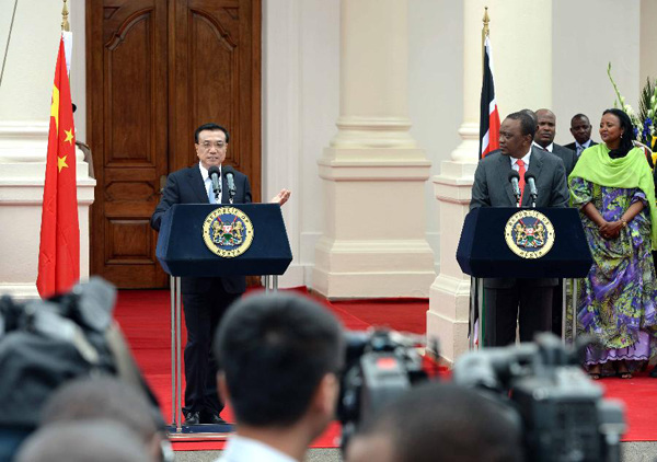 Chinese Premier Li Keqiang (1st L) and Kenyan President Uhuru Kenyatta (2nd L) attend a joint press conference after their talks in Nairobi, Kenya, May 10, 2014. (Xinhua/Li Tao)