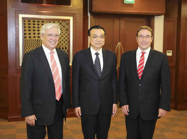 Chinese Premier Li Keqiang (C) meets with the United Nations Environment Programme (UNEP) Executive Director Achim Steiner (R) and UN-Habitat Executive Director Joan Clos in Nairobi, Kenya, May 10, 2014. (Xinhua/Ding Lin)