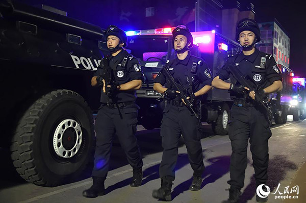 To improve anti-terror preparedness, Beijing police conduct a drill starting at 9:30 pm on Thursday, May 8, 2014. [Photo/people.cn]