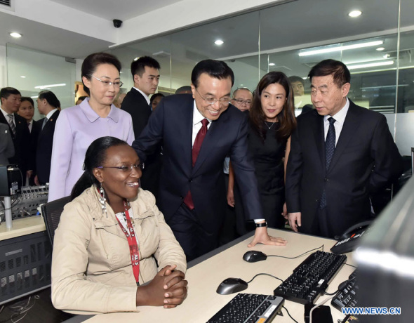 Chinese Premier Li Keqiang (C) talks with staff members during his visit to the office of the African branch of China Central Television (CCTV)in Nairobi, Kenya, May 11, 2014. (Xinhua/Li Tao)