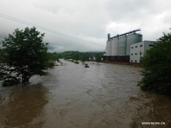 Photo taken on May 10, 2014 shows flood in Wawutang Township of Suining County, central China's Hunan province. Heavy rains started to hit Suining County at 3:00 am Saturday, with precipitation in one township hitting 186 mm by noon. (Xinhua) 