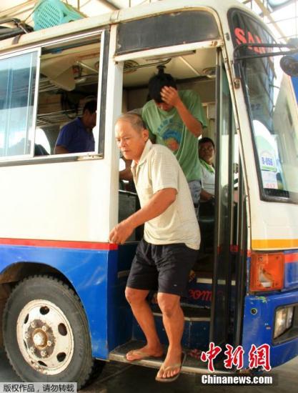 A bus takes 11 nabbed Chinese fishermen to the Philippines' Palawan Province on May 8, 2014. [File Photo/ Chinanews.com]