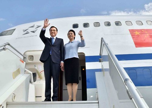 HELLO AFRICA: Chinese Premier Li Keqiang and his wife Cheng Hong wave after arriving in Addis Ababa, Ethiopia, on May 4 (LI TAO)