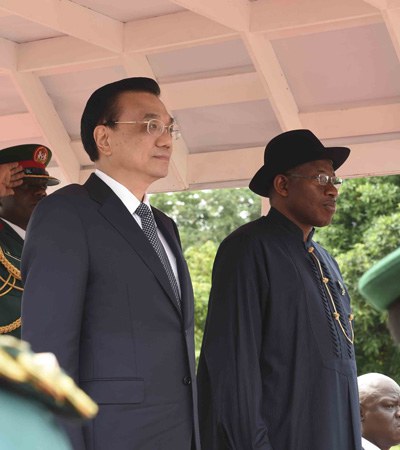 PREMIER WELCOMED: Chinese Premier Li Keqiang and Nigerian President Goodluck Jonathan participate at the welcoming ceremony in Abuja, Nigeria, on May 7 (LI XUEREN)