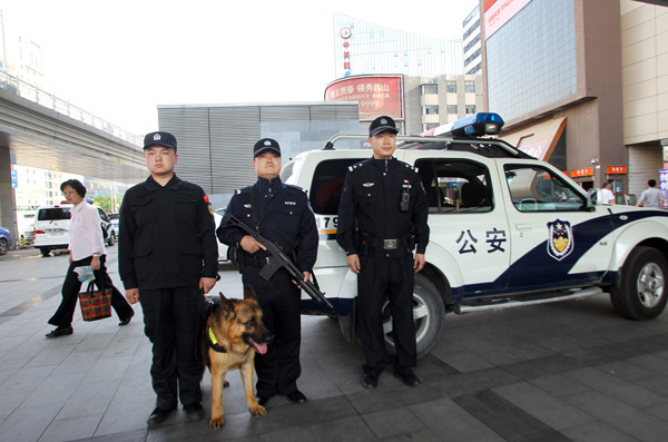 Armed police stand on guard at Beijings Zhongguancun, Chinas Silicon Valley, on Monday. [Photo by Zou Hong/China Daily] 