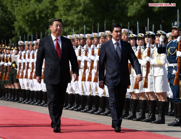 Chinese President Xi Jinping (L) holds a welcoming ceremony for his Turkmen counterpart Gurbanguly Berdymukhamedov before their talks in Beijing, capital of China, May 12, 2014. (Xinhua/Pang Xinglei)
