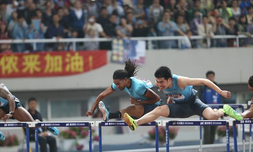 Xie Wenjun (right), a potential successor to Liu Xiang, in action in the Diamond League meet in 2013 in Shanghai. Photo: courtesy of the event organizer