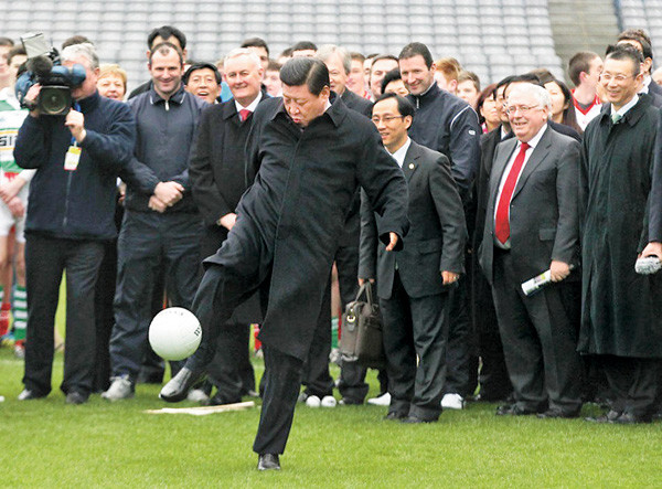 Xi Jinping, then vice-president, visits the headquarters of the Gaelic Athletic Association in Ireland in 2012. Xi is a sports fan and particularly likes soccer. [Photo/Xinhua]