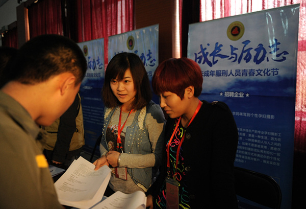 A company human resources staff member talks with a young inmate at a detention center in on May 2, 2014. [Photo/Xinhua]