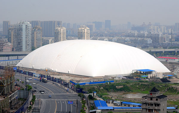 A large tent measuring up to 20,000 square meters is erected over the site of an obsolete pharmaceutical plant in Hangzhou, Zhejiang province, on Tuesday. The soil under the tent is said to be highly toxic. Lian Guoqing / For China Daily