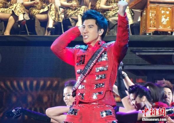 Wang Leehom performs at Shijiazhuang during his Music-Man II, Fired Up world tour on May, 2. (Photo source: China News Service)