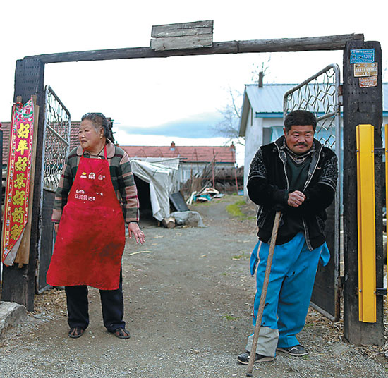 Ding Haibo from Xingfa village in Dunhua city, Jilin province, carries a discarded shell he found in a field. [Photo by Feng Yongbin/China Daily]