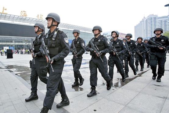 A SWAT team patrols near Shanghai Railway Station yesterday, part of the citys efforts to beef up security in public areas in the city during the upcoming Asian regional summit. (Photo source: Shanghai Daily)