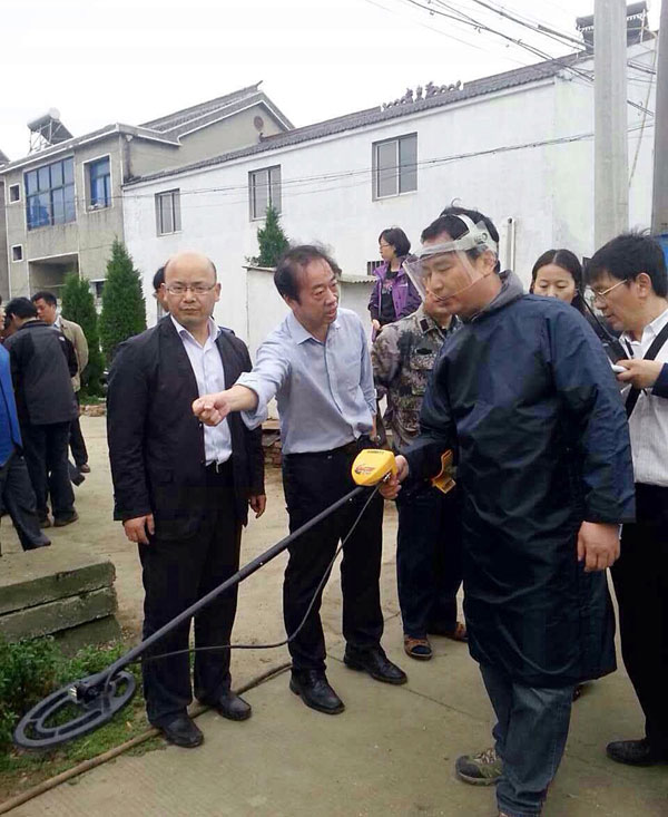 Members of staff from Nanjing Environmental Protection Bureau during the search for the missing ir-192, which was lost on May 7, in Nanjing, Jiangsu province. Provided to China Daily