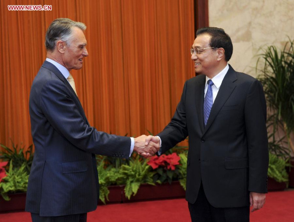 Chinese Premier Li Keqiang (R) meets with Portuguese President Anibal Cavaco Silva in Beijing, capital of China, May 16, 2014. (Xinhua/Zhang Duo)