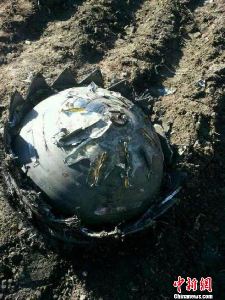 An unidentified flying object falling from the sky and landing in Heilongjiang province on Friday. [Photo /Chinanews.com]