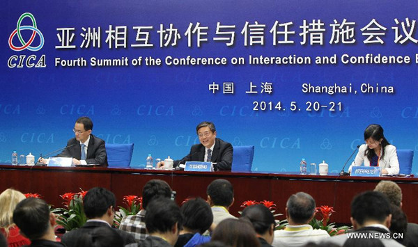 Tu Guangshao (C), deputy mayor of Shanghai, answers questions at the press briefing of the 4th Summit of the Conference on Interaction and Confidence Building Measures in Asia (CICA) in Shanghai, east China, May 19, 2014. The summit will be held in Shanghai from May 20 to 21. [Photo/Xinhua]