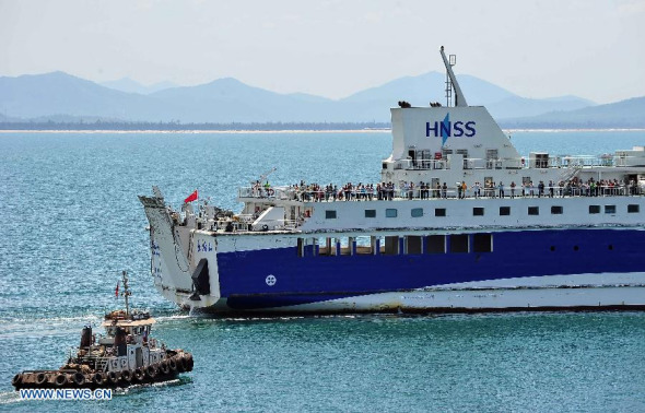 The Chinese ship Wu Zhishan leaves Vung Ang port in Vietnam's Ha Tinh Province, May 19, 2014. The ship Wu Zhishan arrived here on Monday morning to evacuate Chinese nationals. After about 1,000 Chinese nationals came aboard, the ship left for Xiuying port of southern Chinese city Haikou. (Xinhua/Guo Cheng) 