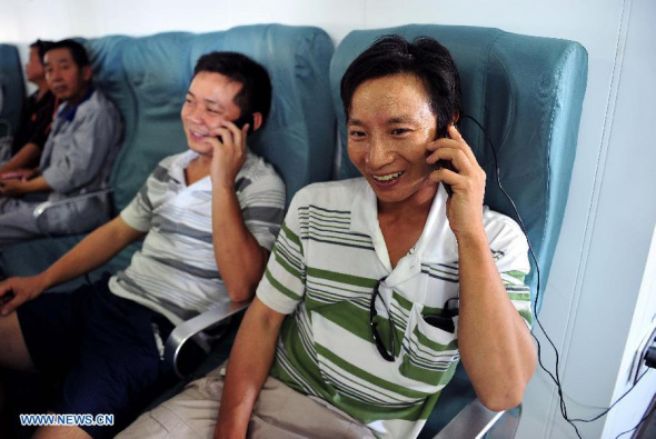 Chinese citizens make phone calls to their families on the Chinese ship Tongguling in Vung Ang port of Vietnam's Ha Tinh Province, May 19, 2014.  (Xinhua/Guo Cheng) 
